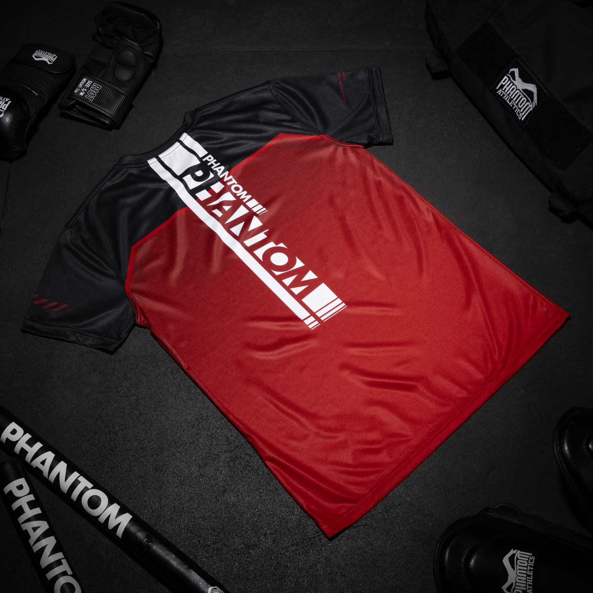 Das neue Phantom EVO Kampfsportshirt für dein Training. Ultra bequem zu tragen und schweißabweisend. Jetzt in der limitierten RED Edition.