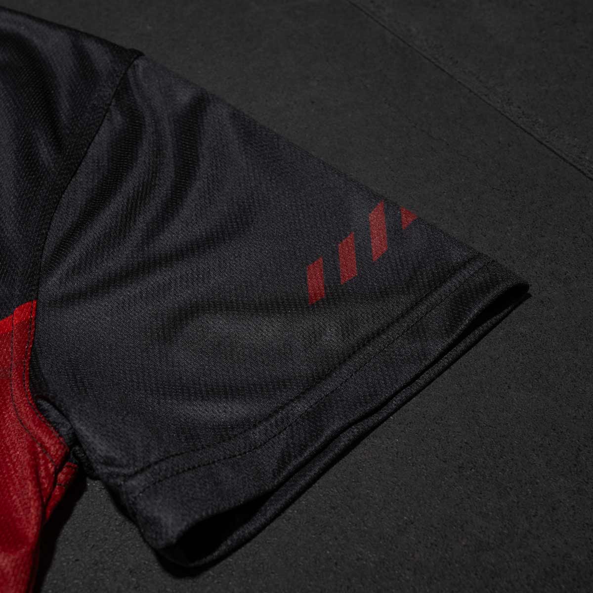 Das neue Phantom EVO Kampfsportshirt für dein Training. Ultra bequem zu tragen und schweißabweisend. Jetzt in der limitierten RED Edition.