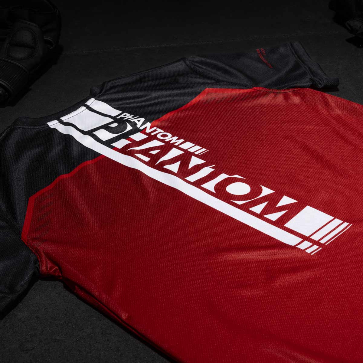 Das neue Phantom EVO Kampfsportshirt für dein Training. Ultra bequem zu tragen und schweißabweisend. Jetzt in der limitierten RED Edition.