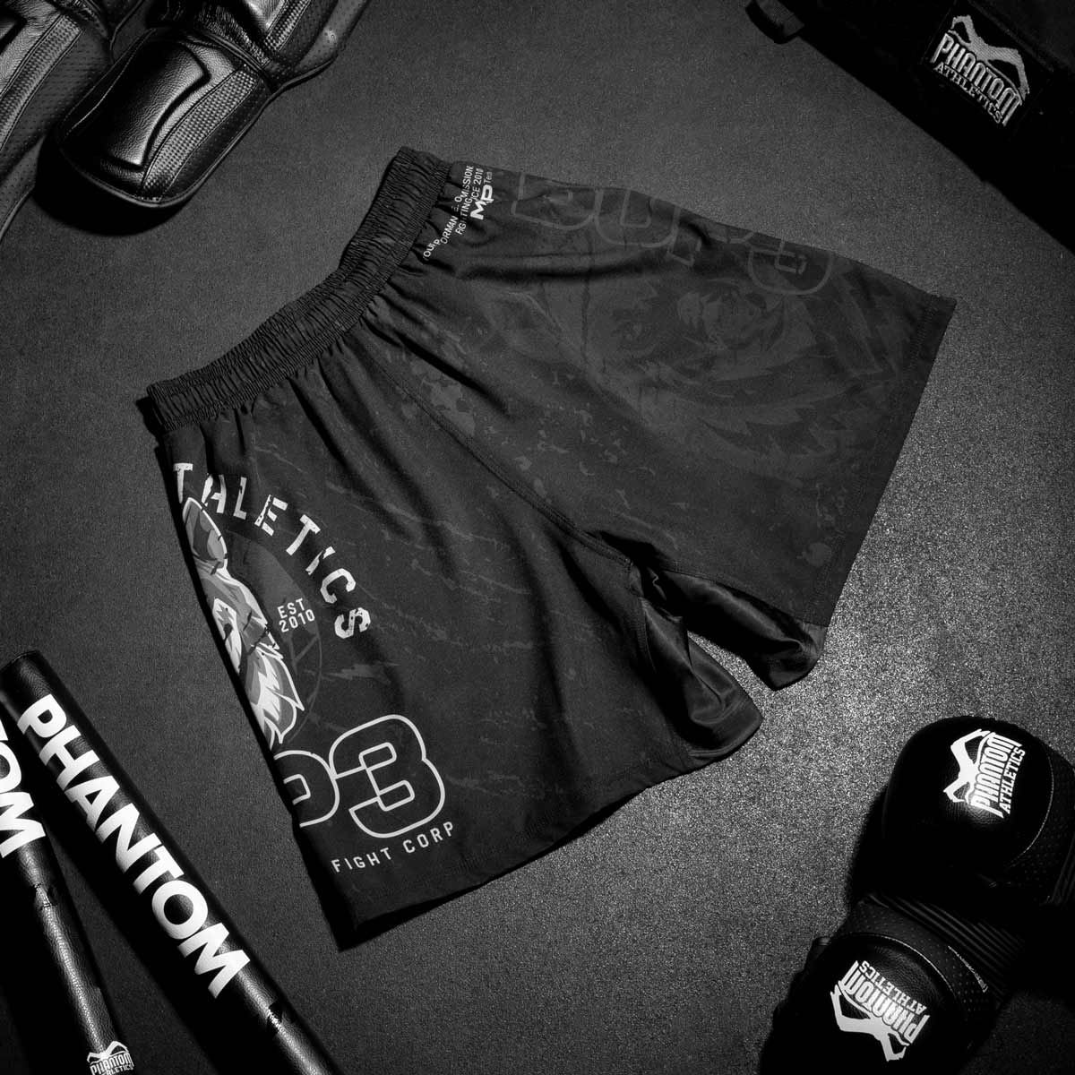 Phantom BORZ БОРЗ Fightshorts. Die idealen Fightshorts für deinen Kampfsport. Im Tschetschenien Wolf Design mit  russischem WOLF Schriftzug.  Perfekt für MMA, Muay Thai, Kickboxen, Ringen und Grappling.