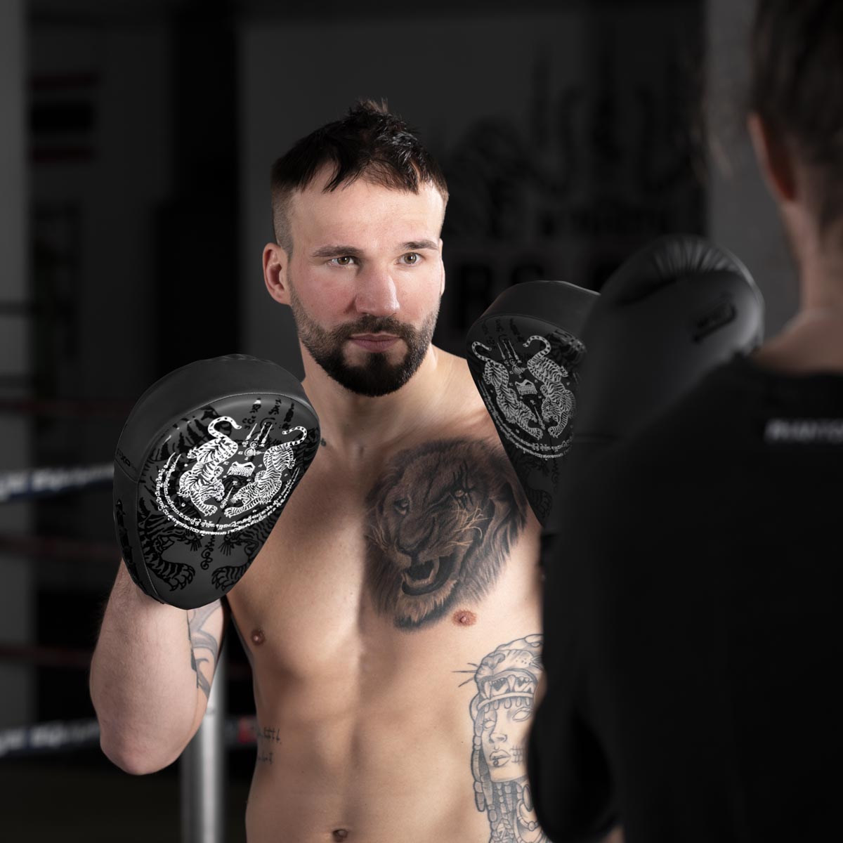 Phantom Schlagpratzen für Muay Thai und Thaibox Training im traditionellen Sak Yant Design. Ideale Schlagpratzen für dein Kampfsporttraining.