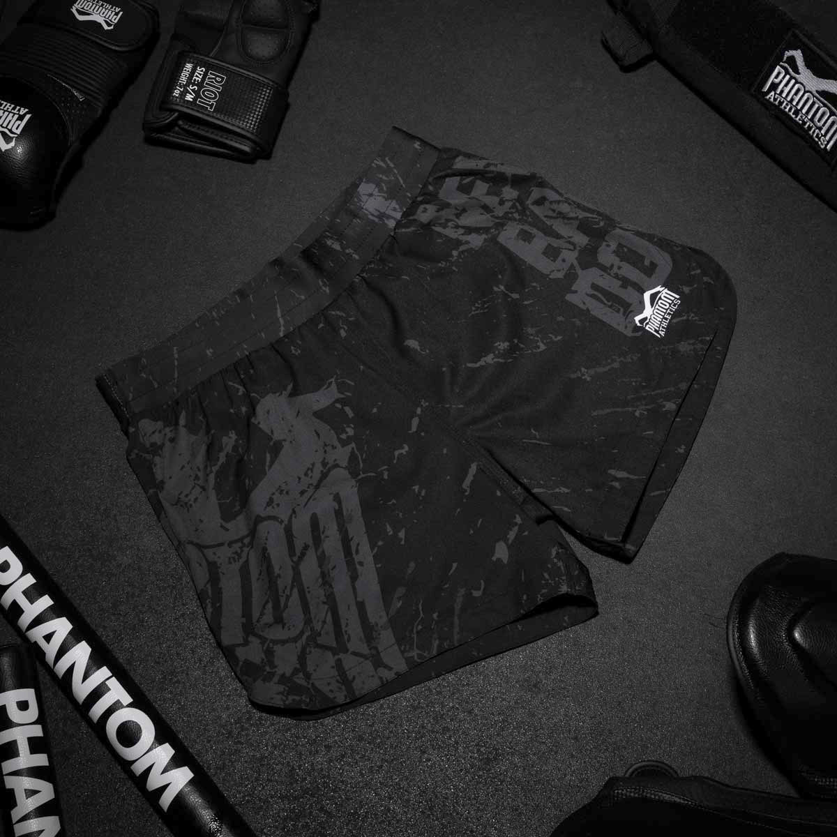 „Fightshorts Fusion Germany von Phantom Athletics mit dynamischem Schwarz-Rot-Gold-Design, ideal für Kampfsportarten wie MMA und Grappling. Diese Shorts bieten hohe Bewegungsfreiheit dank reißfestem Material und modernem Schnitt.“
