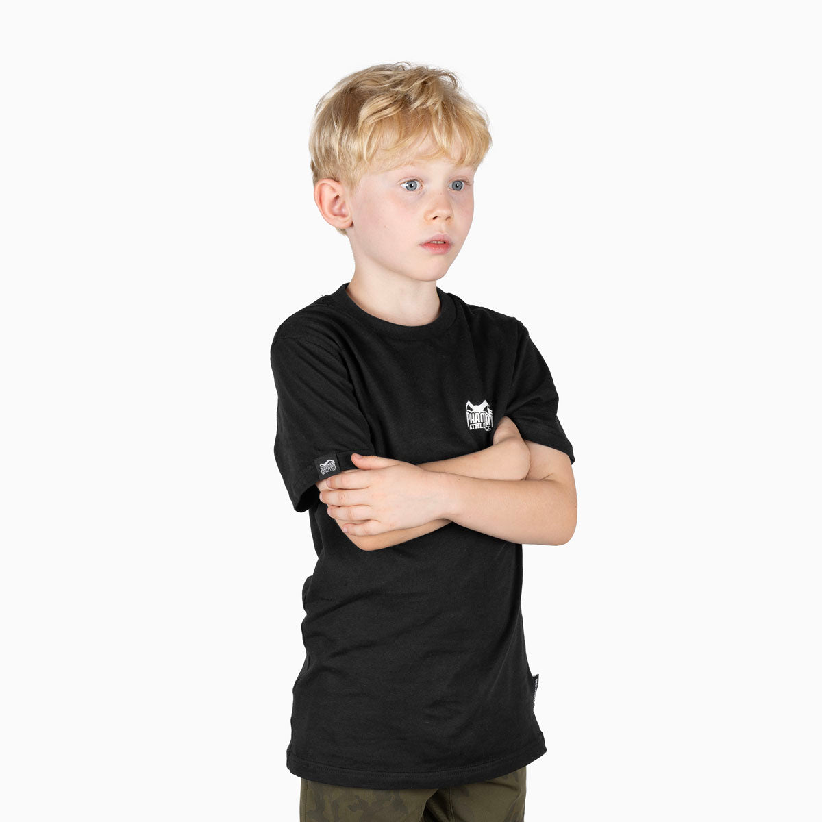 Phantom Athletics Kinder-T-Shirt Pro Fighter in Schwarz mit geradem Schnitt für optimalen Bewegungsfreiraum. Ideal für junge Kampfsportler, die nach stylischem und funktionalem Trainingsequipment suchen.