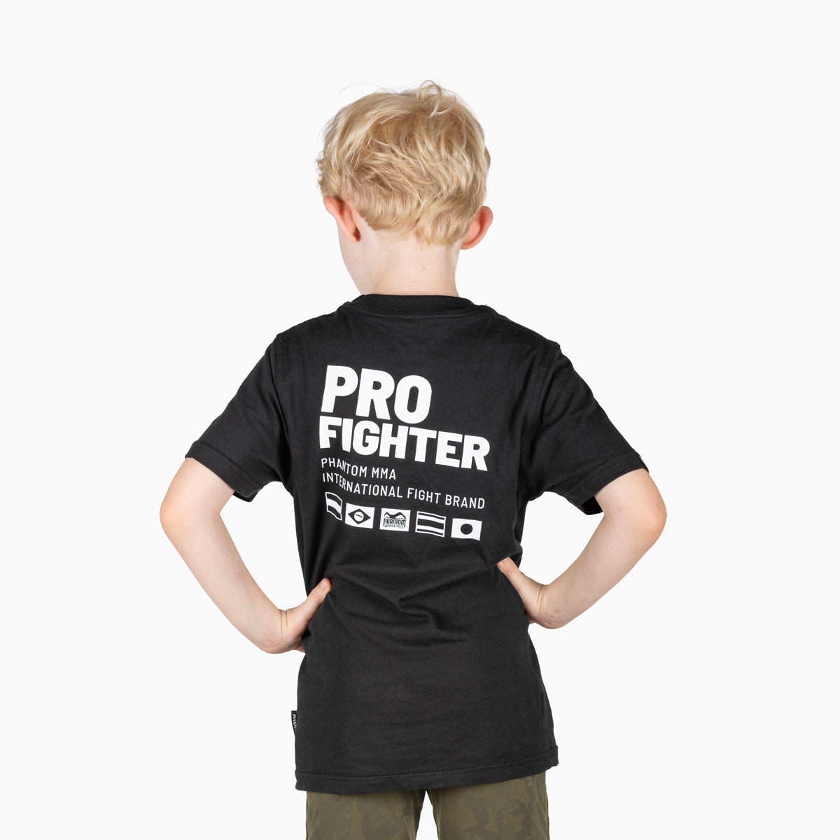 Schwarzes Kinder-T-Shirt Pro Fighter von Phantom Athletics mit schlichtem, sportlichem Design. Der angenehme Stoffmix aus Baumwolle und Polyester ist atmungsaktiv und sorgt für Komfort beim Training.