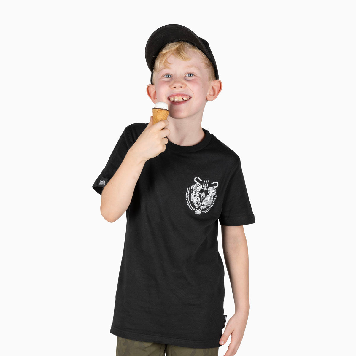 Kinder-T-Shirt Sak Yant in Schwarz, inspiriert vom traditionellen Muay-Thai-Stil, mit Sak-Yant-Motiv auf Brust und Rücken. Aus einer atmungsaktiven Baumwoll-Polyester-Mischung gefertigt, ideal für sportliche Aktivitäten.