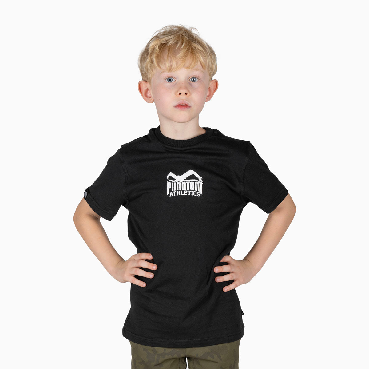 Schwarzes Kinder T-Shirt Team von Phantom Athletics, das Komfort und Flexibilität für junge Sportler bietet. Der klassische Schnitt und das atmungsaktive Material eignen sich ideal für sportliche Aktivitäten und Freizeit.