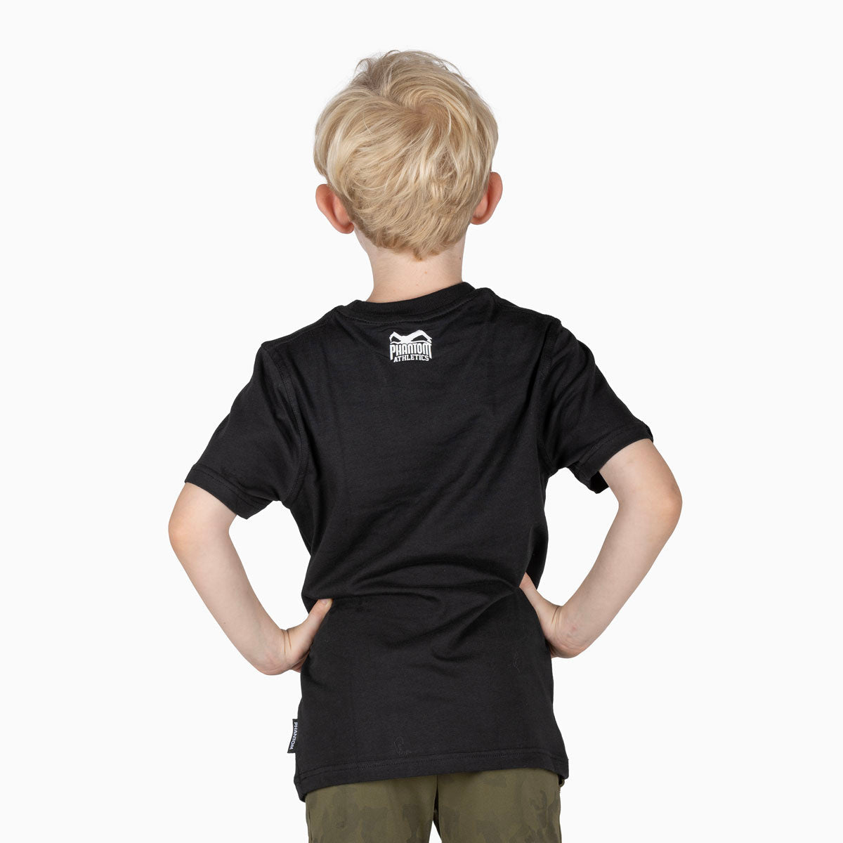 Kinder T-Shirt Team in Schwarz, entworfen für aktive Kids, die nach Bewegungsfreiheit und Stil suchen. Mit seinem bequemen Design und dezenten Branding ist es perfekt für Training und den Alltag.