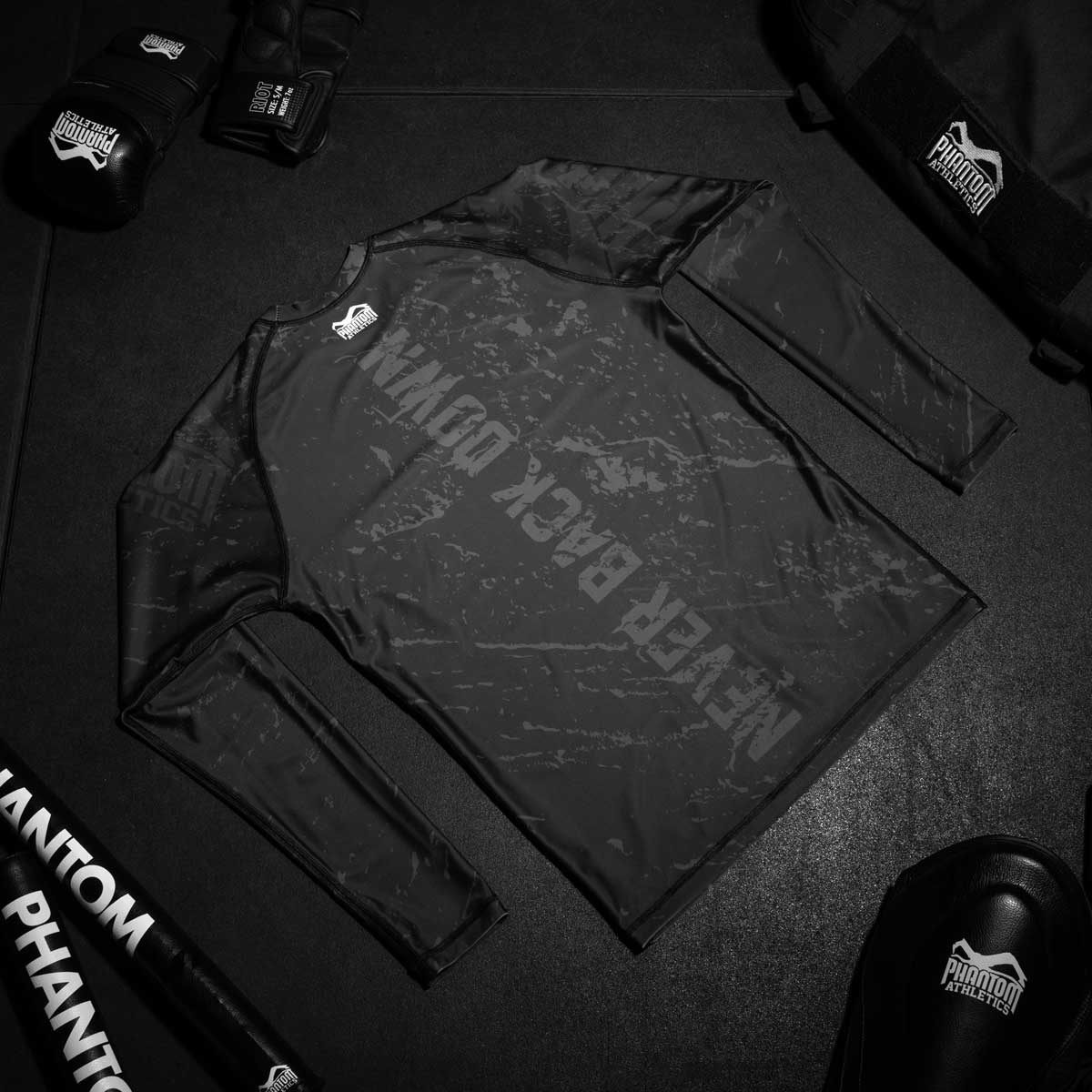 Das Phantom EVO Langarm Compression Rashguard im Team Germany Design. Mit Deutschland Adler und &quot;Never Back Down&quot; Schriftzug. Ideal für deinen Kamfpsport, wie MMA, Muay Thai, Ringen, BJJ oder Kickboxen.