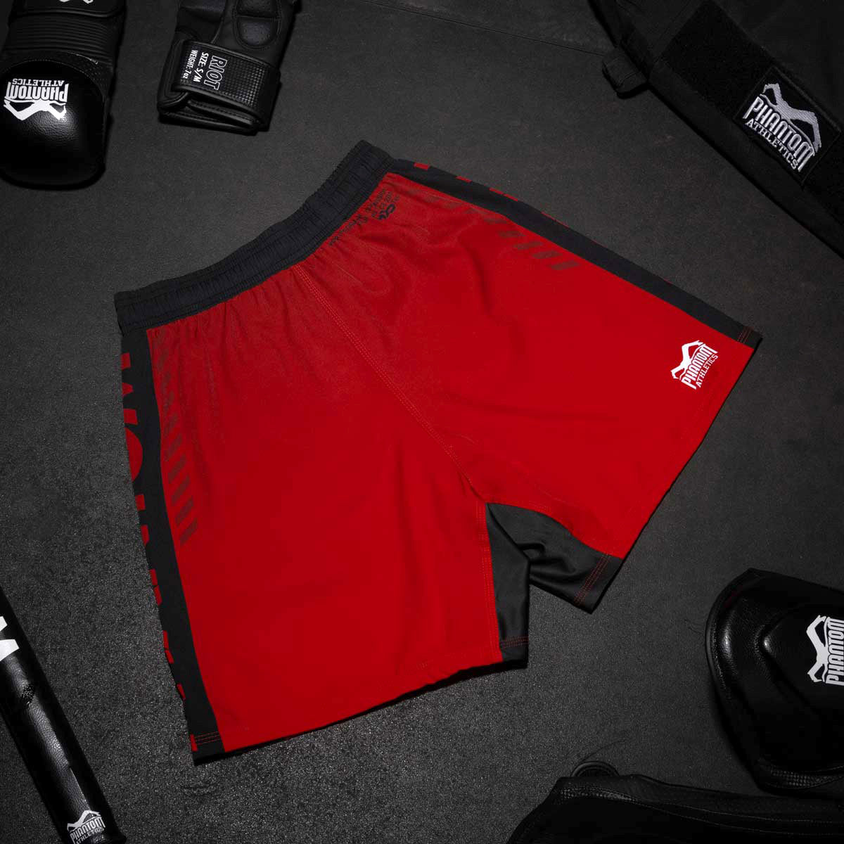 Phantom MMA Fightshorts in der limitierten RED Edition. Ultra flexibel und reißfest. Ideal für MMA, Ringen, BJJ, K1 oder Thaiboxen.