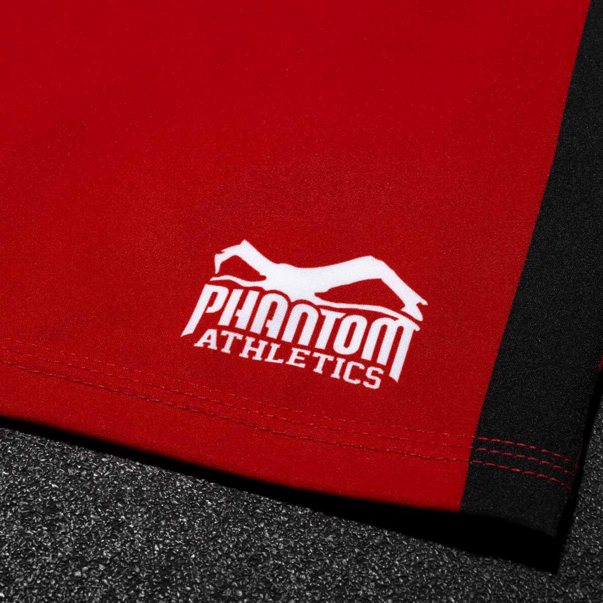 Phantom MMA Fightshorts in der limitierten RED Edition. Ultra flexibel und reißfest. Ideal für MMA, Ringen, BJJ, K1 oder Thaiboxen.