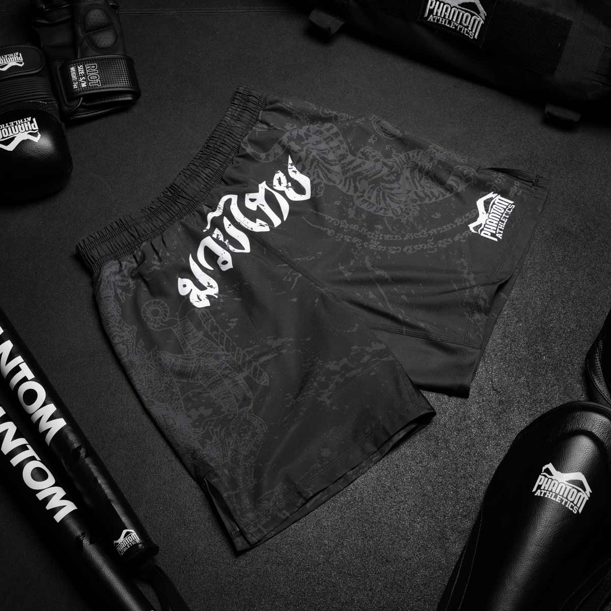 Phantom EVO Muay Thai Fightshorts mit thailändischer Flagge und Sak Yant Tiger Design.  Hochmoderne Fightshorts aus atmungsaktivem Stoff und ultimativer Bewegungsfreiheit. 