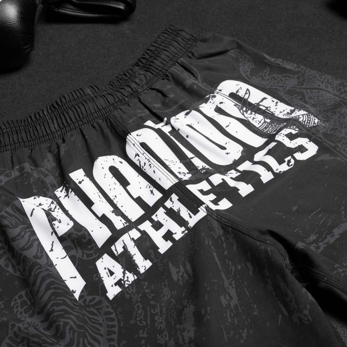 Phantom EVO Muay Thai Fightshorts mit thailändischer Flagge und Sak Yant Tiger Design.  Hochmoderne Fightshorts aus atmungsaktivem Stoff und ultimativer Bewegungsfreiheit.  Ideal für dein Thaibox Training und Wettkampf.