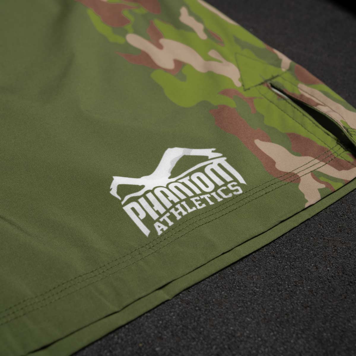 Phantom EVO MMA Fightshorts. Im Warfare Design mit grünen Camo Elementen. Einzigartes Design und hochwertige Qualität für deinen Kampfsport. 