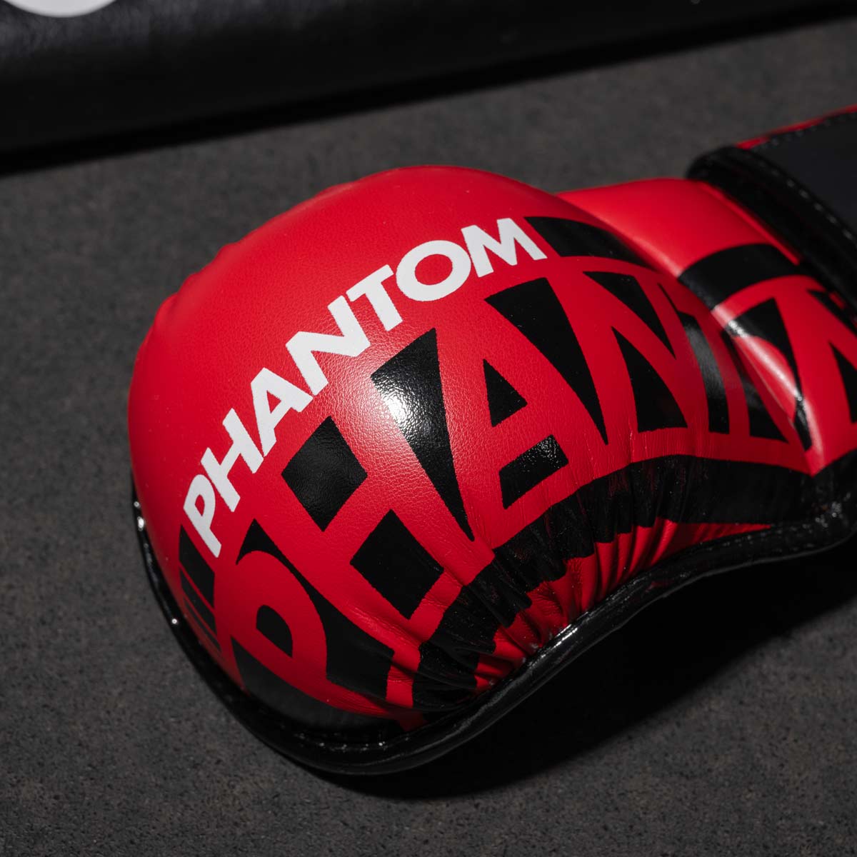 Die Phantom MMA Sparringshandschuhe. Der sicherste Handschuh für dein Kampfsport Training. Jetzt in der limitierten roten Farbe.