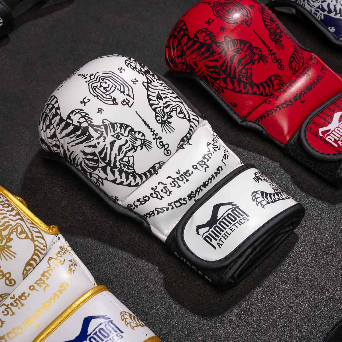 Das komplette Phantom Muay Thai Equipment im weißen Sak Yant Design. Mit Kopfschutz, Schienbeinschonern, Boxhandschuhen und MMA Handschuhen.