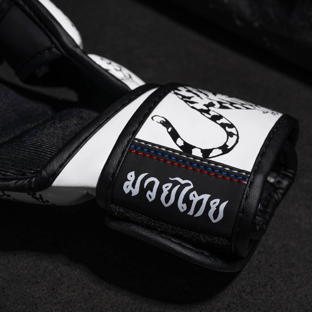 Phantom Muay Thai Handschuhe für Thaiboxen und MMA Sparring, Wettkampf und Training. Im traditionellen Sak Yant Design und der Farbe Weiß.