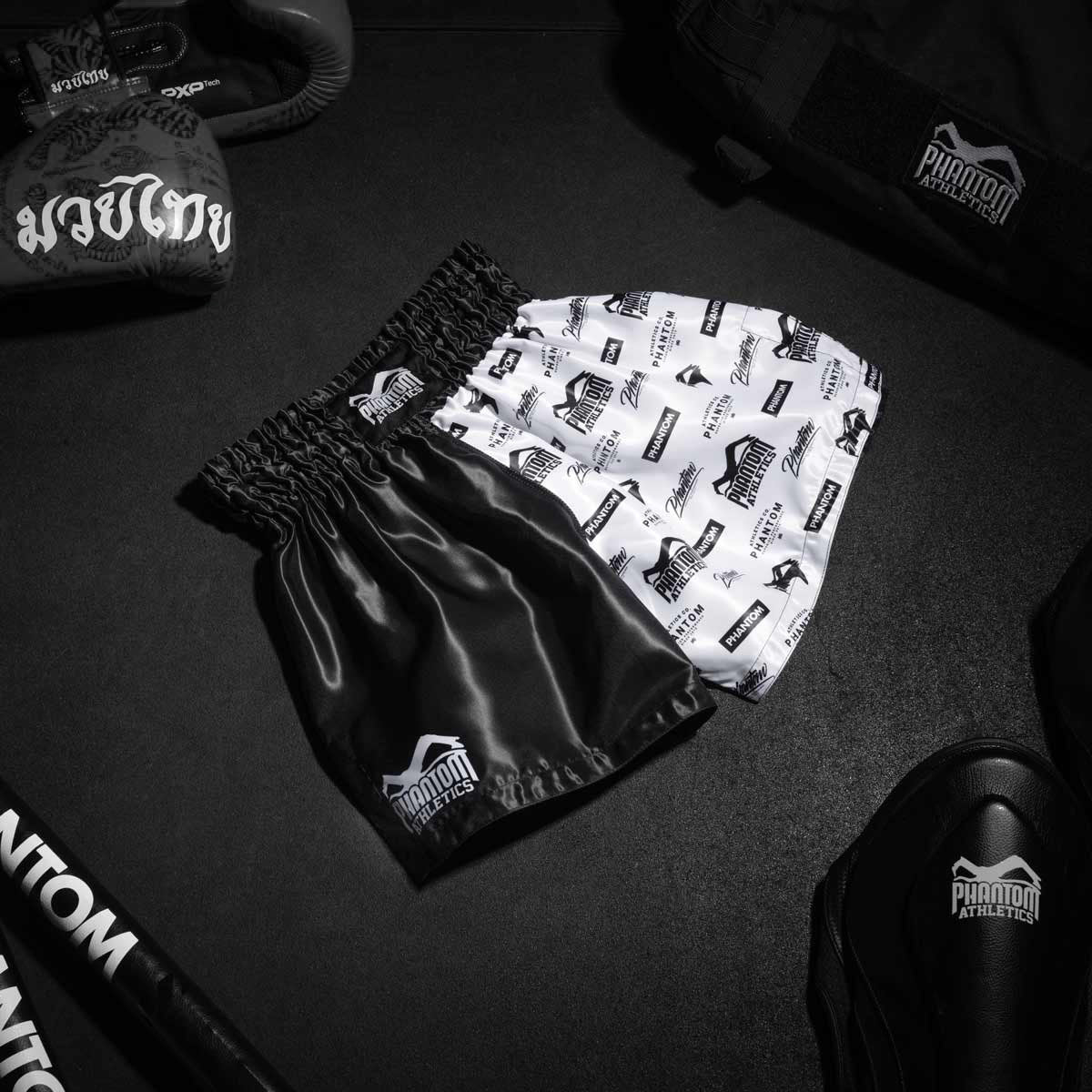 Die Phantom Muay Thai Shorts LEGEND. Oldschool Satin Stoff verleiht dir original Thailand Feeling. In gewohnter Phantom Athletics Qualität. Ideal für dein Thaibox Training und den Wettkampf.