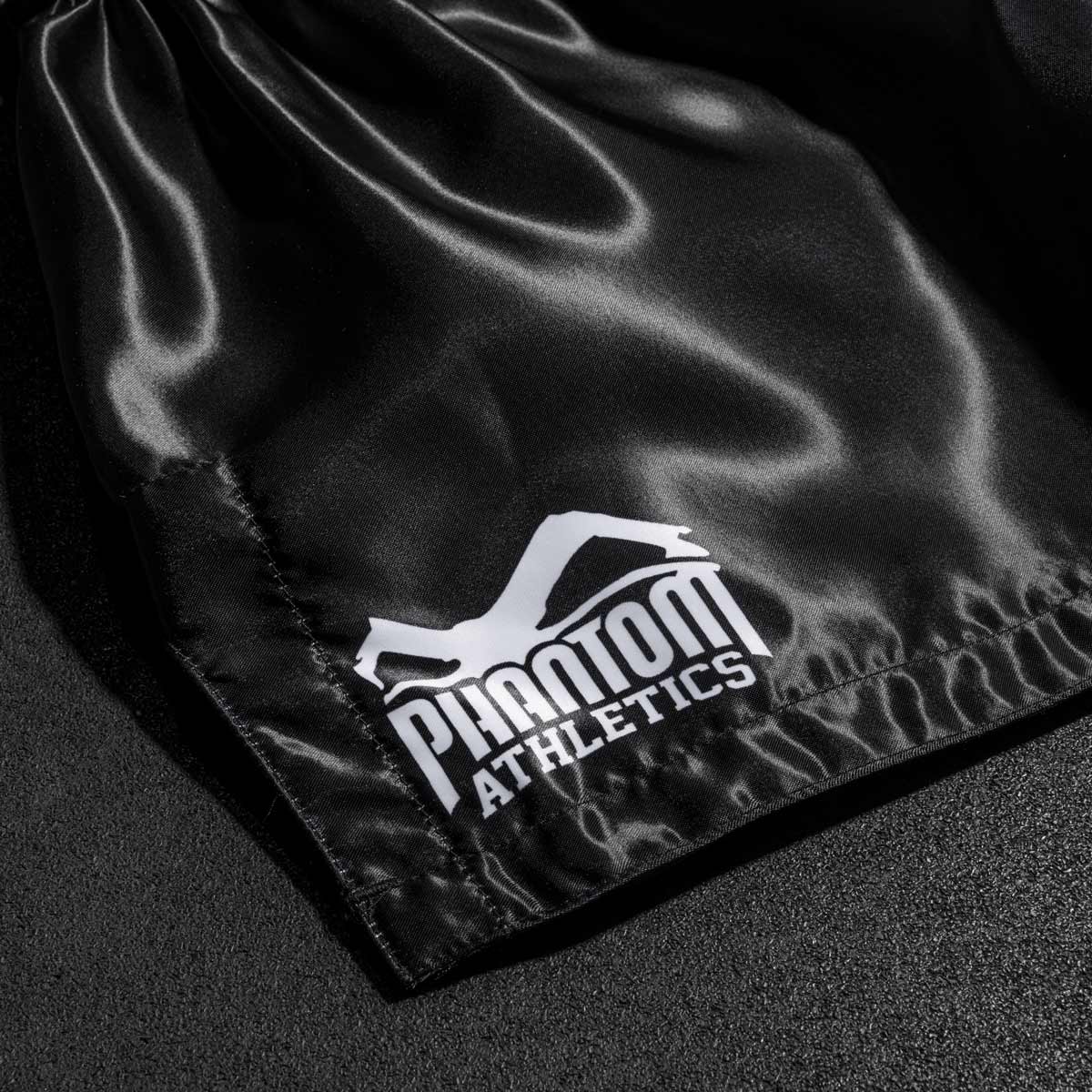 Die Phantom Muay Thai Shorts LEGEND. Oldschool Satin Stoff verleiht dir original Thailand Feeling. In gewohnter Phantom Athletics Qualität. Ideal für dein Thaibox Training und den Wettkampf.