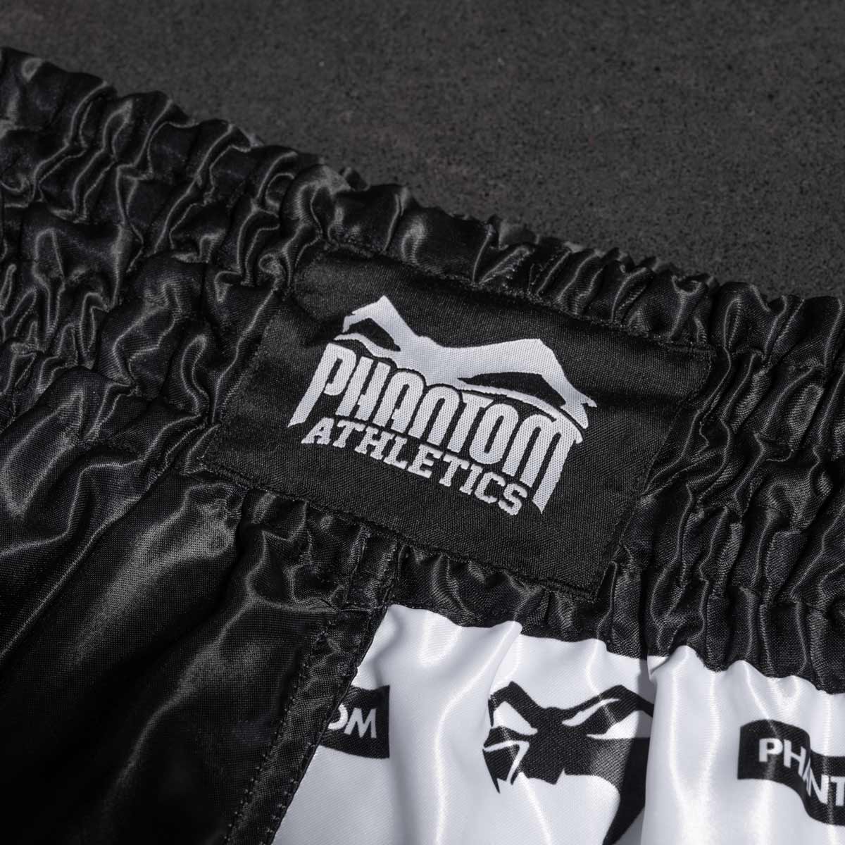 Die Phantom Muay Thai Shorts LEGEND. Oldschool Satin Stoff verleiht dir original Thailand Feeling. In gewohnter Phantom Athletics Qualität. Ideal für dein Thaibox Training und den Wettkampf.