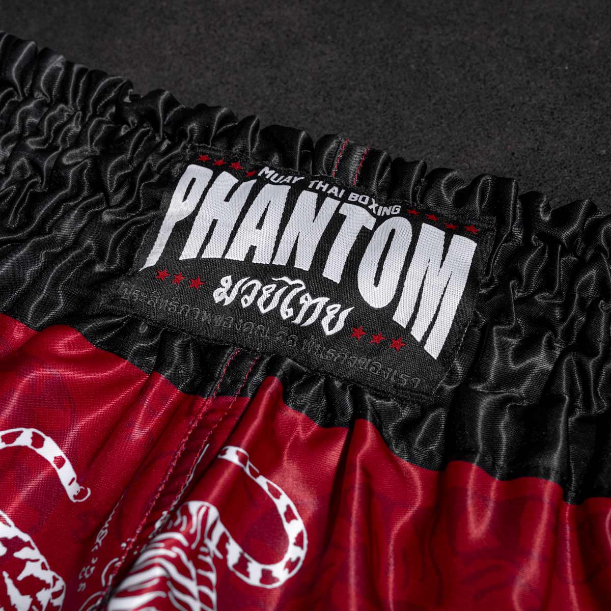 Die Phantom Muay Thai Shorts SAK YANT in rot. Oldschool Satin Stoff mit traditionellem Tiger Design verleiht dir original Thailand Feeling. In gewohnter Phantom Athletics Qualität. Ideal für dein Thaibox Training und den Wettkampf.