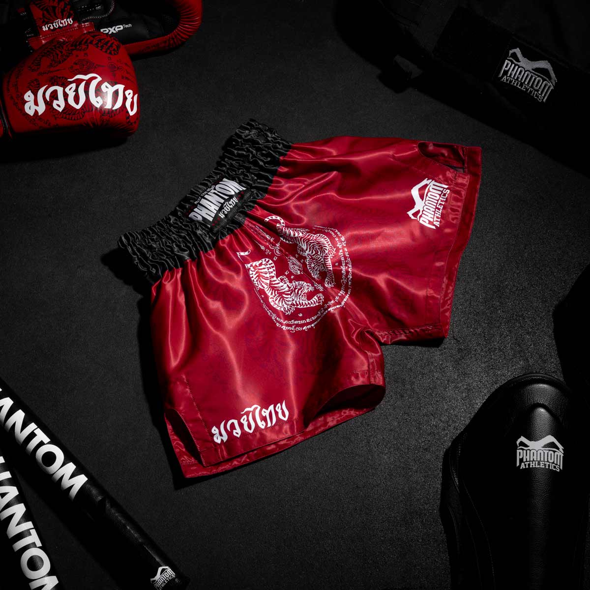 Die Phantom Muay Thai Shorts SAK YANT in rot. Oldschool Satin Stoff mit traditionellem Tiger Design verleiht dir original Thailand Feeling. In gewohnter Phantom Athletics Qualität. Ideal für dein Thaibox Training und den Wettkampf.