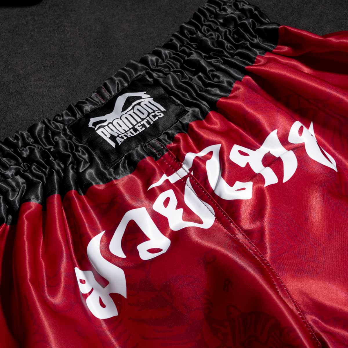 Die Phantom Muay Thai Shorts SAK YANT in rot. Oldschool Satin Stoff mit traditionellem Tiger Design verleiht dir original Thailand Feeling. In gewohnter Phantom Athletics Qualität. Ideal für dein Thaibox Training und den Wettkampf.