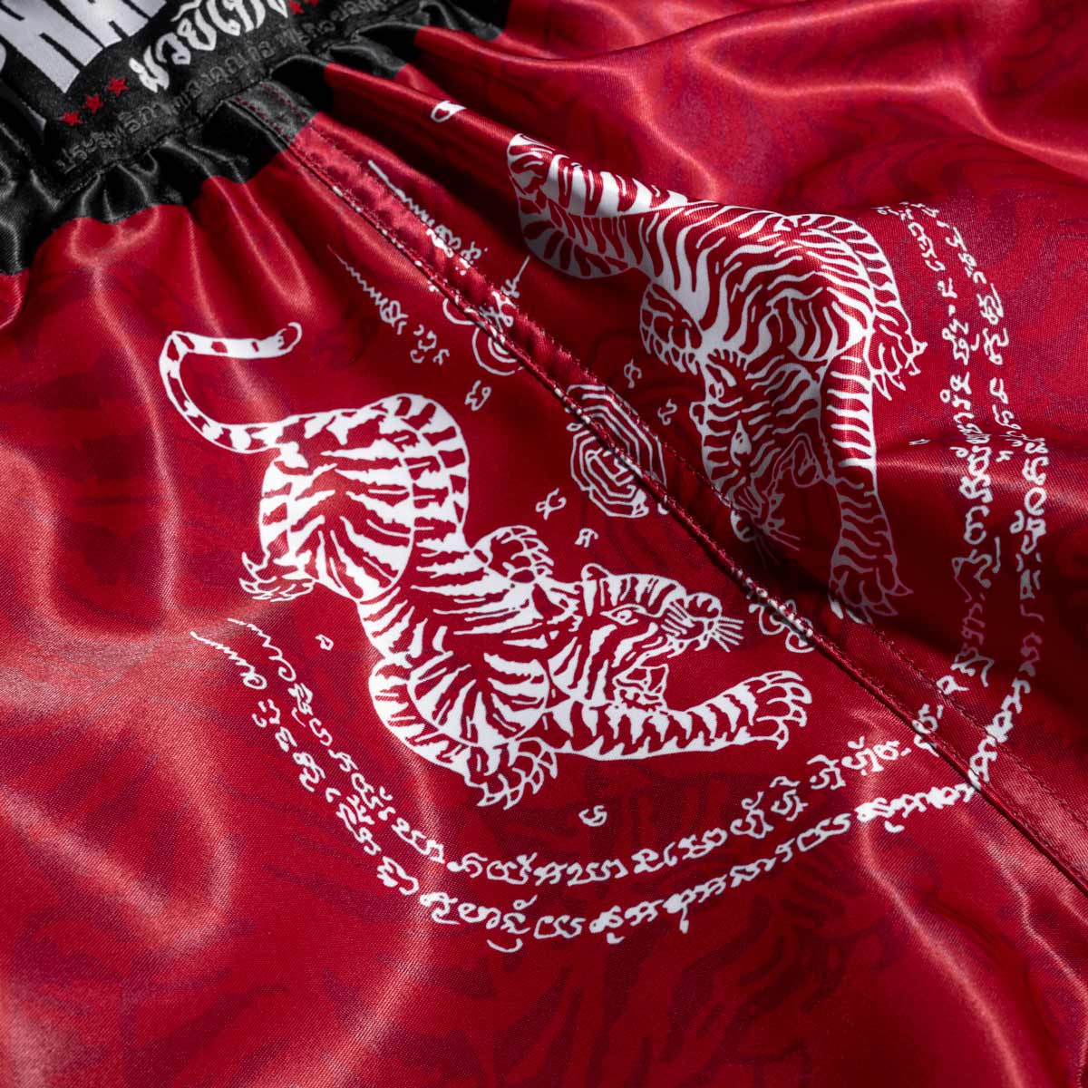 Die Phantom Muay Thai Shorts SAK YANT in rot. Oldschool Satin Stoff mit traditionellem Tiger Design verleiht dir original Thailand Feeling. In gewohnter Phantom Athletics Qualität. Ideal für dein Thaibox Training und den Wettkampf.