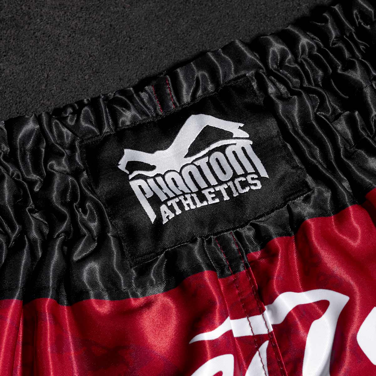 Die Phantom Muay Thai Shorts SAK YANT in rot. Oldschool Satin Stoff mit traditionellem Tiger Design verleiht dir original Thailand Feeling. In gewohnter Phantom Athletics Qualität. Ideal für dein Thaibox Training und den Wettkampf.