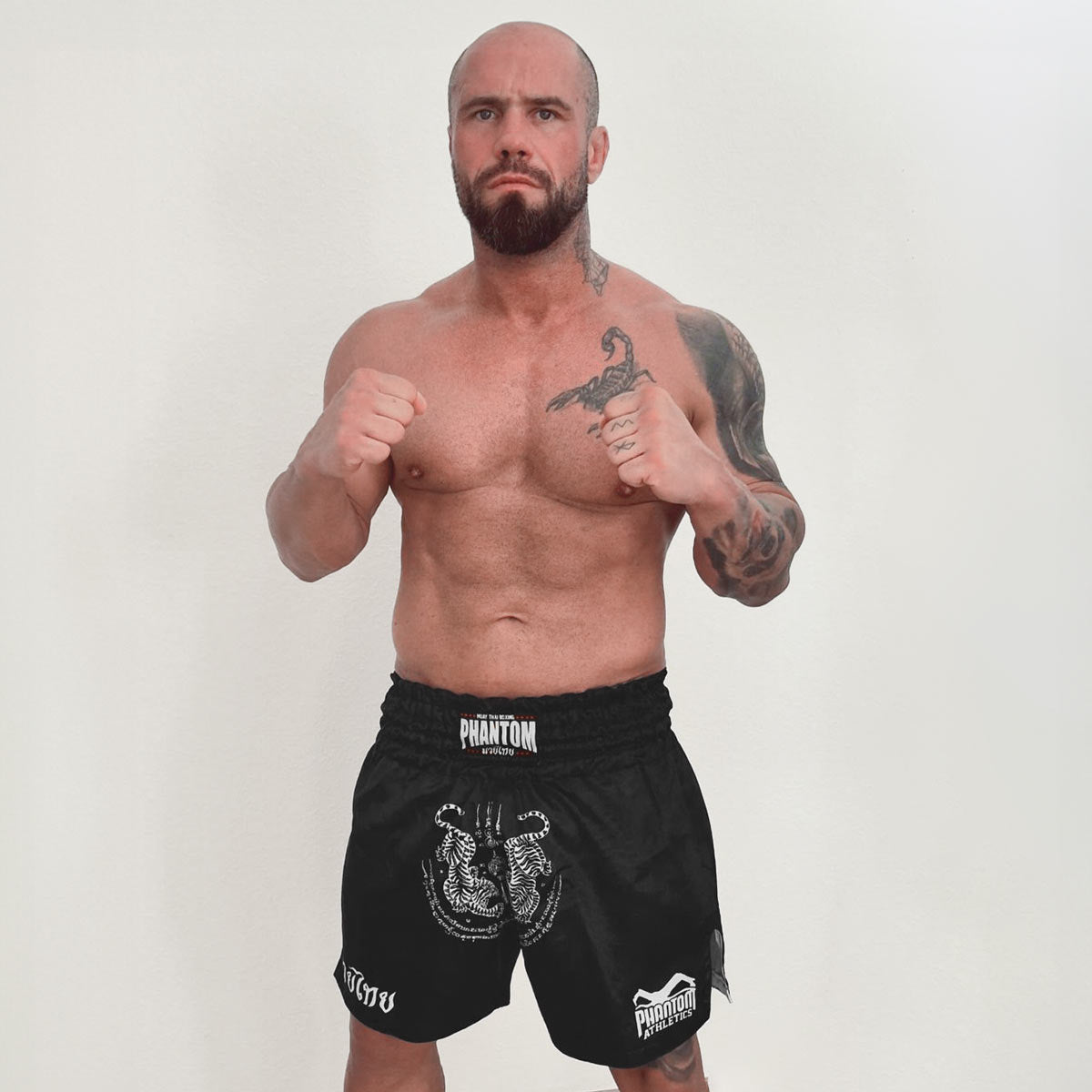 Muay Thai Shorts Sak Yant - Schwarz