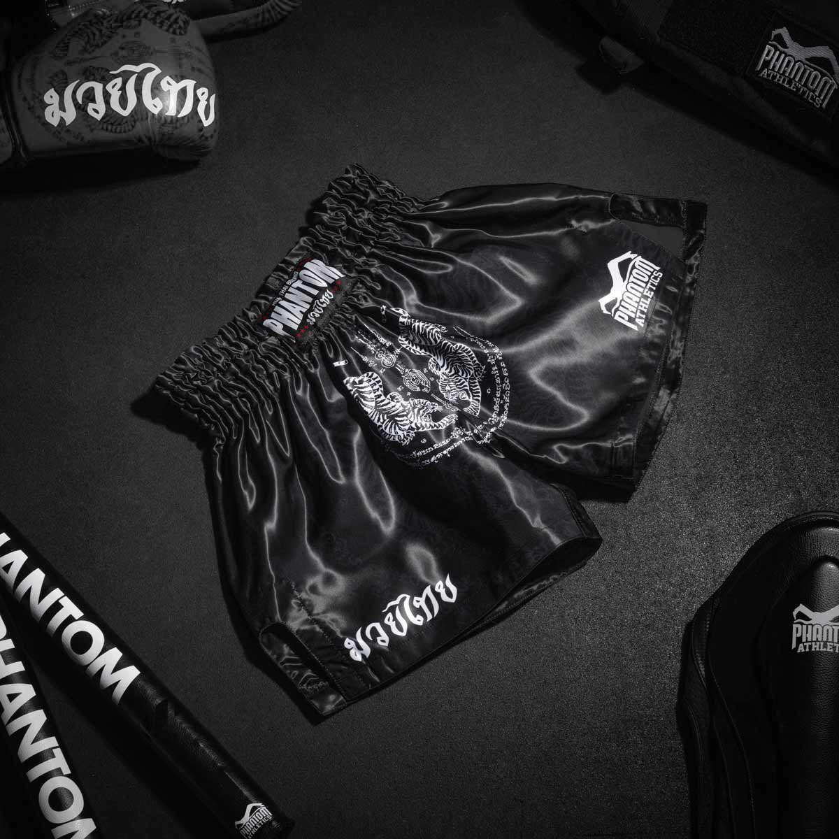 Die Phantom Muay Thai Shorts SAK YANT in schwarz. Oldschool Satin Stoff mit traditionellem Tiger Design verleiht dir original Thailand Feeling. In gewohnter Phantom Athletics Qualität. Ideal für dein Thaibox Training und den Wettkampf.