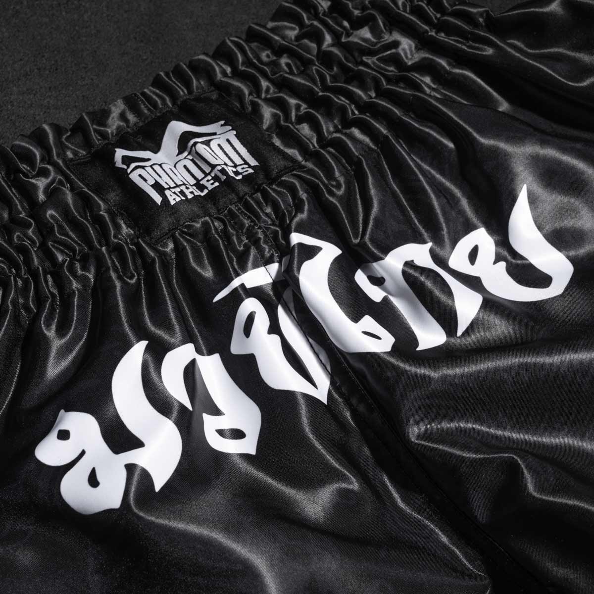 Die Phantom Muay Thai Shorts SAK YANT in schwarz. Oldschool Satin Stoff mit traditionellem Tiger Design verleiht dir original Thailand Feeling. In gewohnter Phantom Athletics Qualität. Ideal für dein Thaibox Training und den Wettkampf.