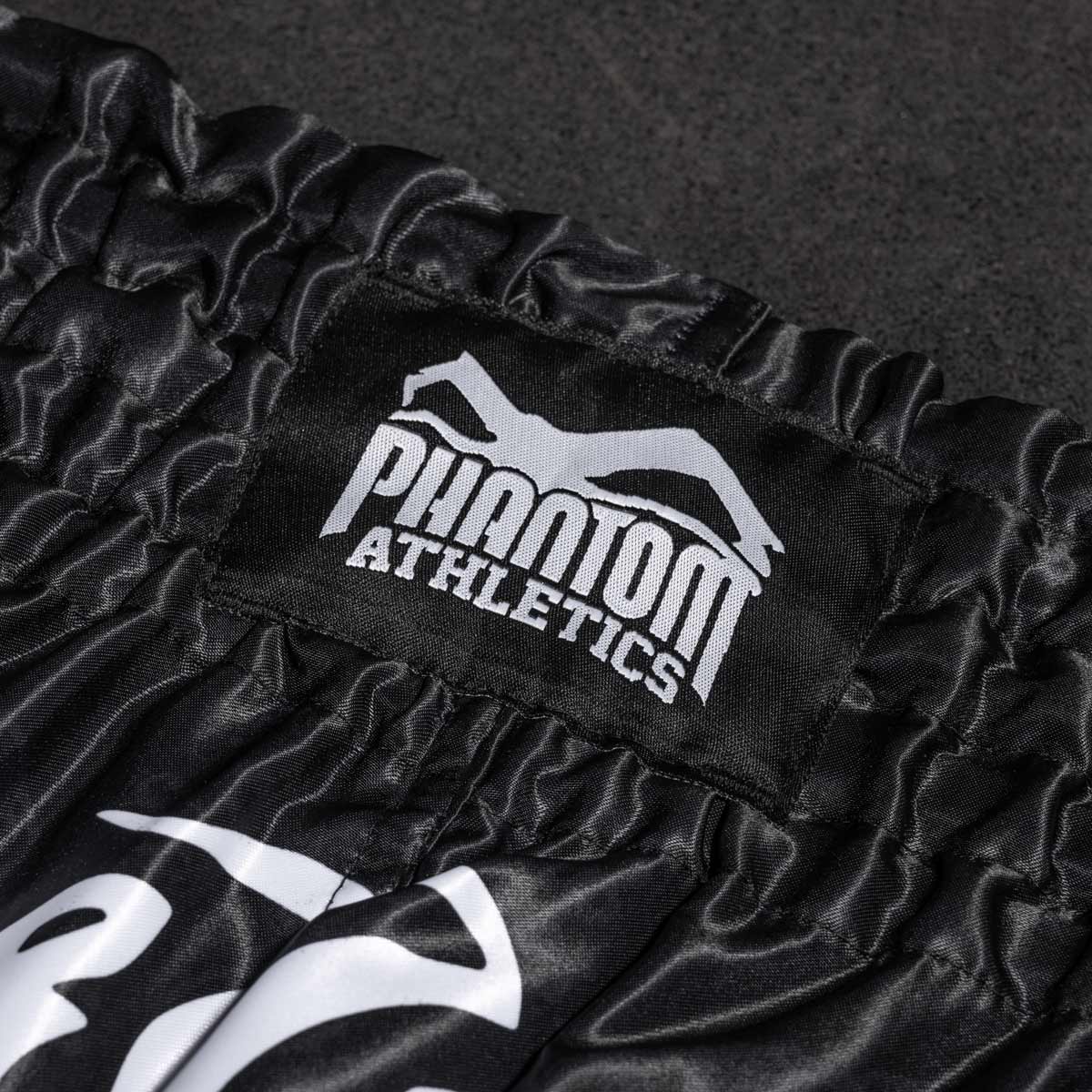 Die Phantom Muay Thai Shorts SAK YANT in schwarz. Oldschool Satin Stoff mit traditionellem Tiger Design verleiht dir original Thailand Feeling. In gewohnter Phantom Athletics Qualität. Ideal für dein Thaibox Training und den Wettkampf.