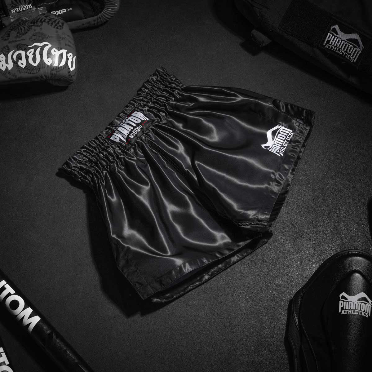 Die Phantom Muay Thai Shorts Team in schwarz. Oldschool Satin Stoff verleiht dir original Thailand Feeling. In gewohnter Phantom Athletics Qualität. Ideal für dein Thaibox Training und den Wettkampf.