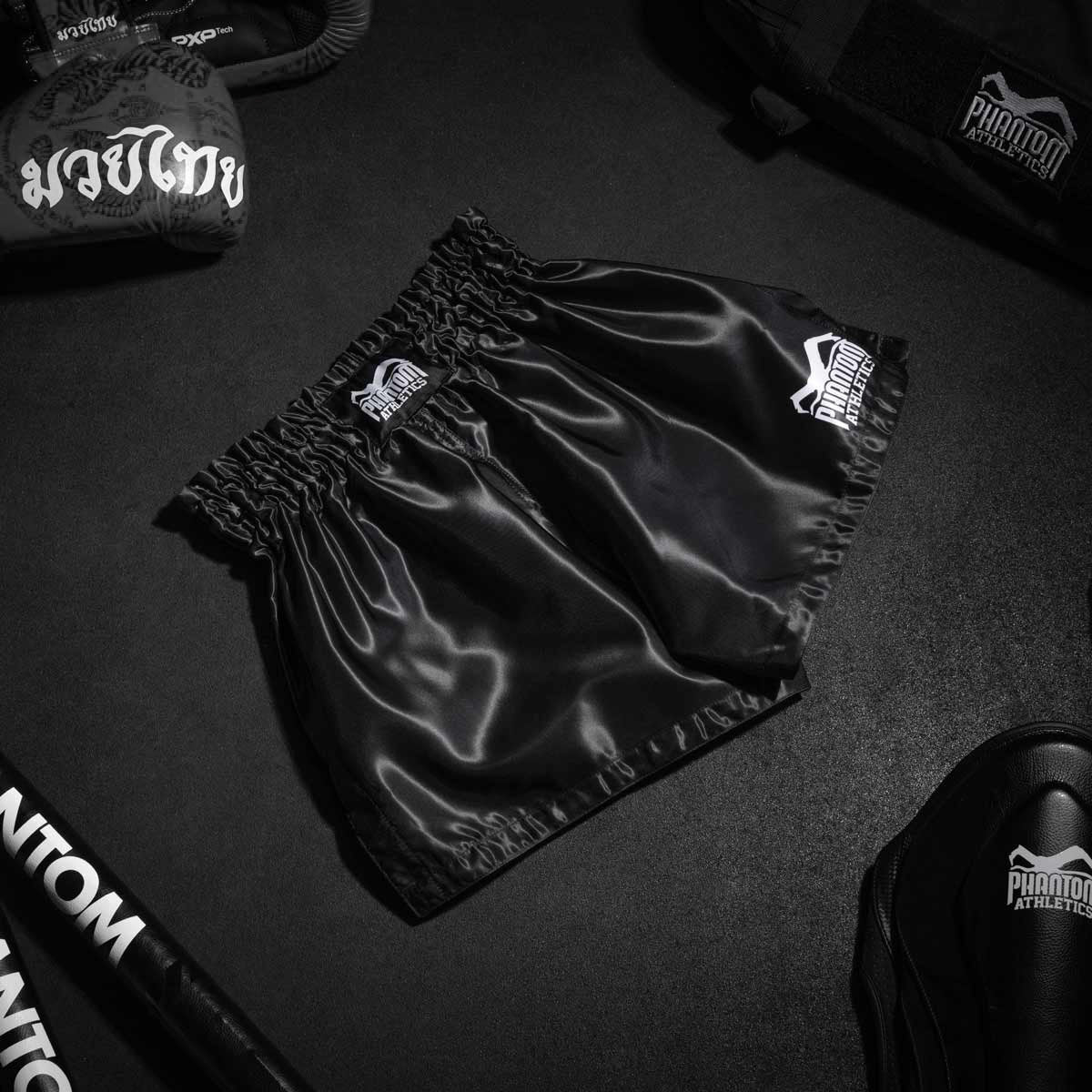 Die Phantom Muay Thai Shorts Team in schwarz. Oldschool Satin Stoff verleiht dir original Thailand Feeling. In gewohnter Phantom Athletics Qualität. Ideal für dein Thaibox Training und den Wettkampf.