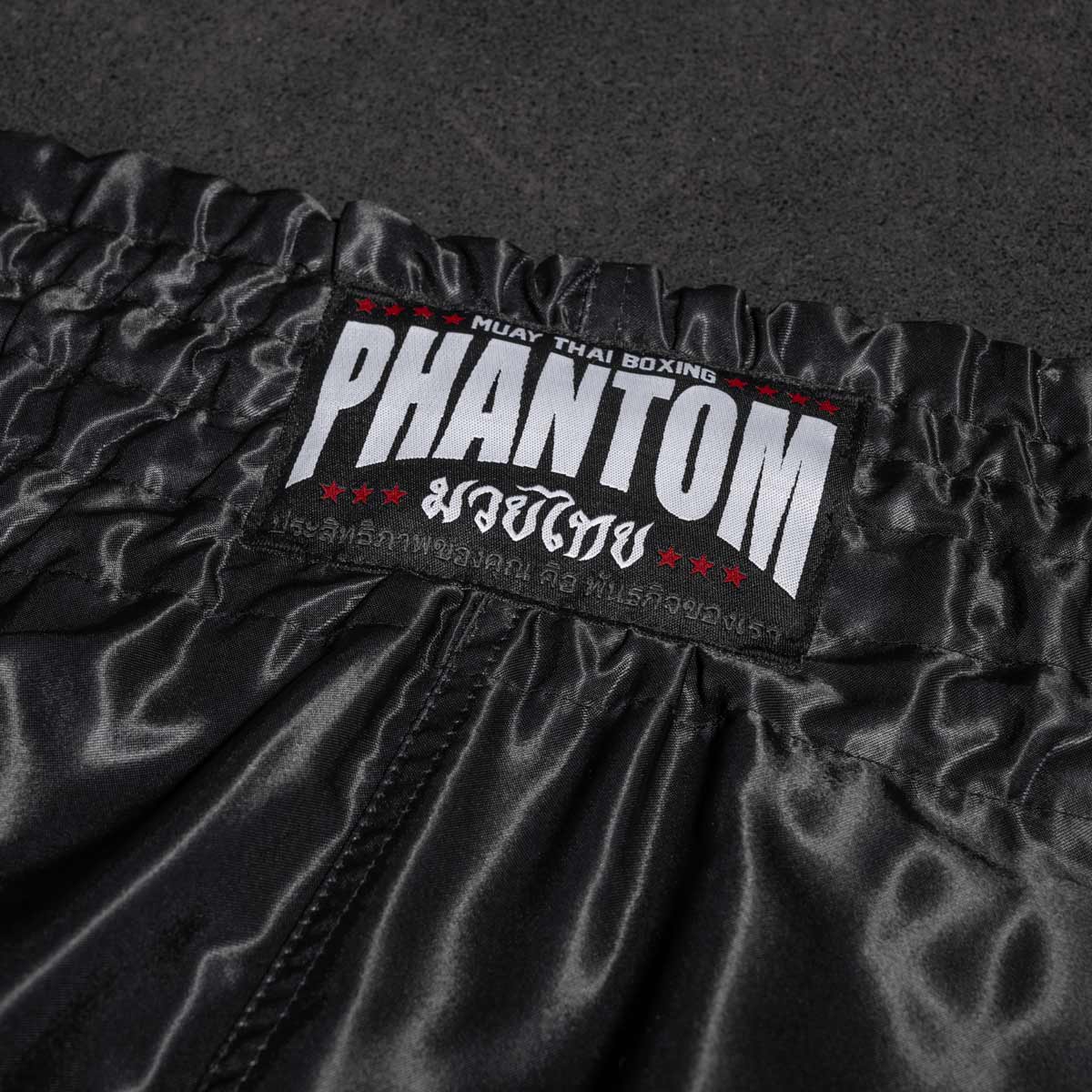 Die Phantom Muay Thai Shorts Team in schwarz. Oldschool Satin Stoff verleiht dir original Thailand Feeling. In gewohnter Phantom Athletics Qualität. Ideal für dein Thaibox Training und den Wettkampf.