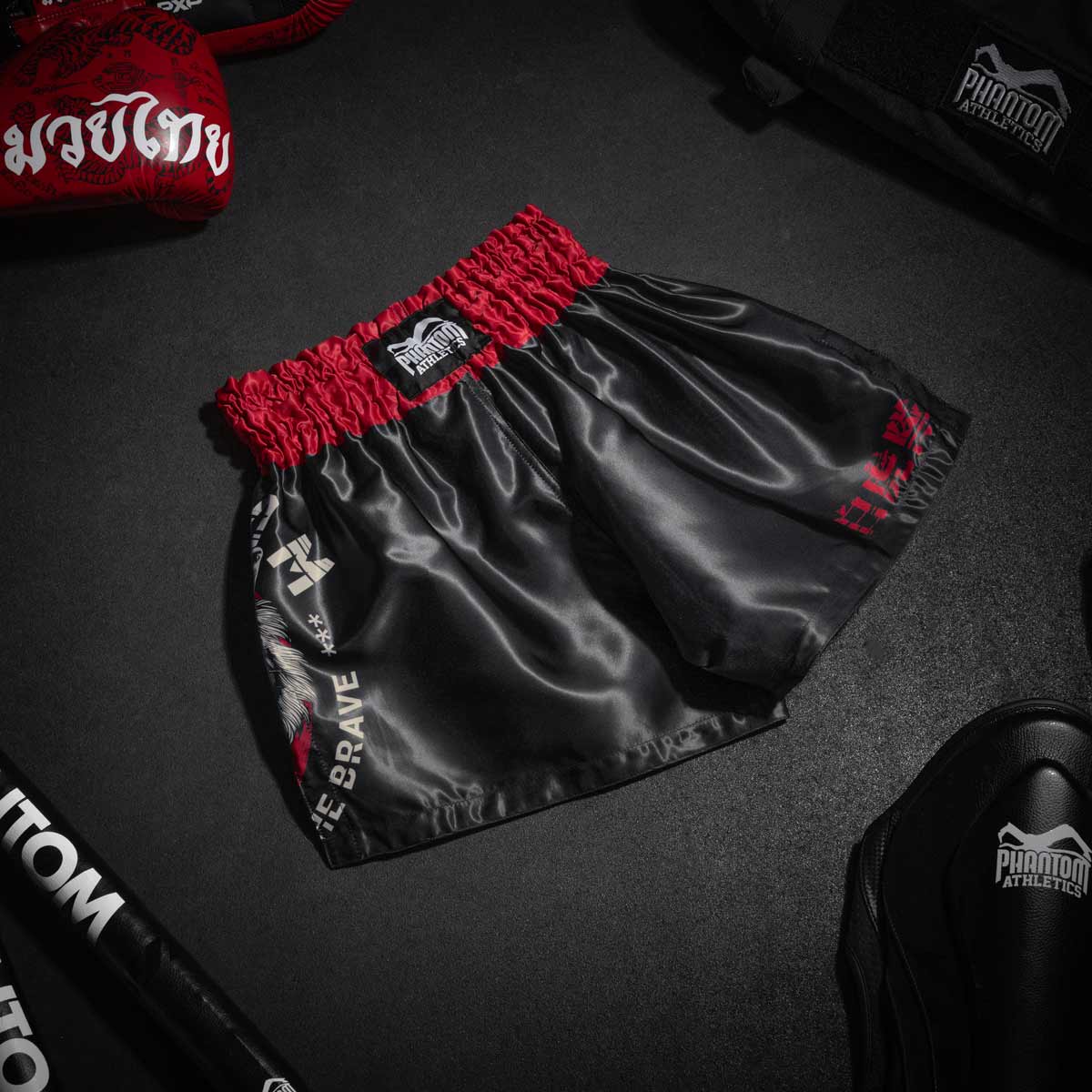 Die Phantom Muay Thai Shorts in schwarz. Oldschool Satin Stoff und unserem beliebten Tiger Unit Design verleiht dir original Thailand Feeling. In gewohnter Phantom Athletics Qualität. Ideal für dein Thaibox Training und den Wettkampf.