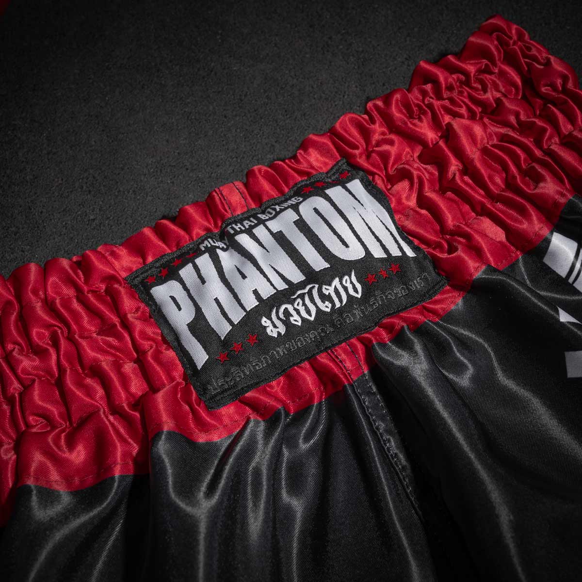 Die Phantom Muay Thai Shorts in schwarz. Oldschool Satin Stoff und unserem beliebten Tiger Unit Design verleiht dir original Thailand Feeling. In gewohnter Phantom Athletics Qualität. Ideal für dein Thaibox Training und den Wettkampf.