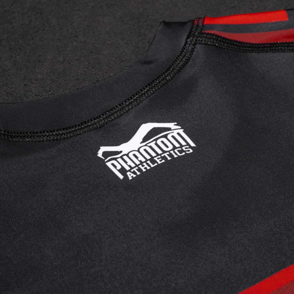 Phantom MMA Rashguard in Kurzarm aus der neuen limiitierten RED Edition. Perfekter Schutz und Tragekomfort in deinem Kampfsport wie BJJ, MMA, Ringen, Grappling oder Muay Thai.