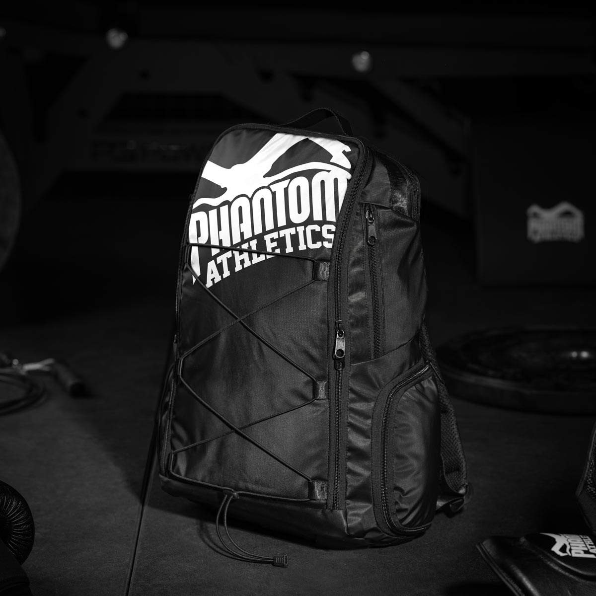 Phantom APEX Rucksack für deinen Kampfsport. Mit vielen Fächern um dein Fight Equipment stets griffbereit zu haben. Ideal für MMA, Boxen oder BJJ. Mit inkludiertem Bungee System für noch mehr Stauraum wie z.B. Schienbeinschoner. 