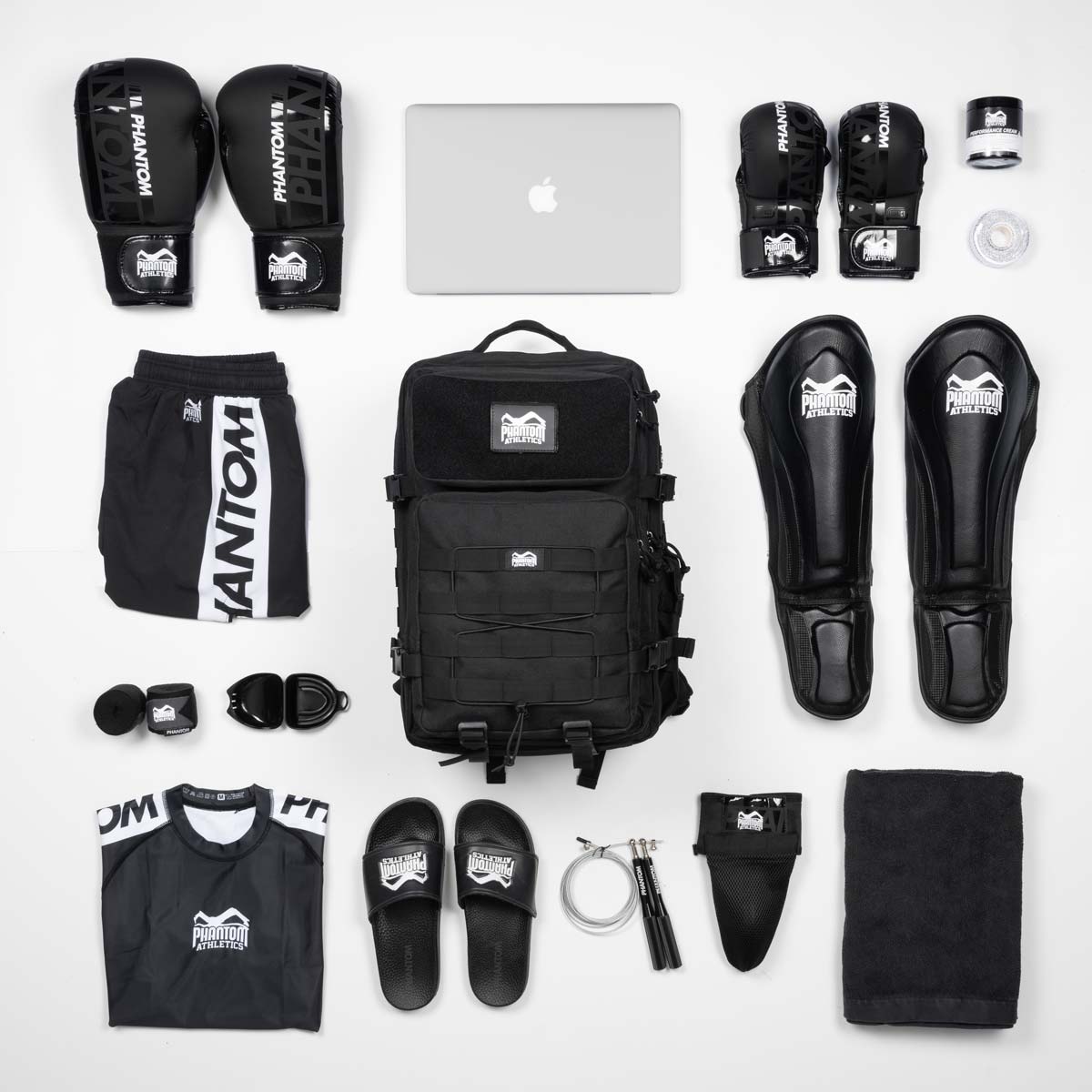 Phantom DELTA Rucksack für deinen Kampfsport. Mit 45l Fassungsvermögen und vielen Fächern um dein Fight Equipment stets griffbereit zu haben. Ideal für MMA, Boxen Muay Thai oder BJJ. Mit angenehmen Rückenteil für maximalen Tragekomfort. Zusätzliche Klettfläche für individuelle Patches. Hier in der Farbe Schwarz. Hier in der Übersicht mit allen Produkten die du in diesen Rucksack für dein Kampfsporttraining packen kannst. 