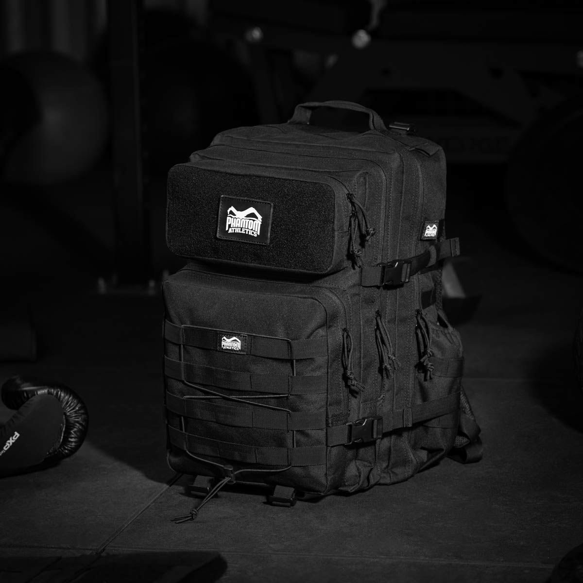 Phantom DELTA Rucksack für deinen Kampfsport. Mit 45l Fassungsvermögen und vielen Fächern um dein Fight Equipment stets griffbereit zu haben. Ideal für MMA, Boxen Muay Thai oder BJJ. Mit angenehmen Rückenteil für maximalen Tragekomfort. Zusätzliche Klettfläche für individuelle Patches. Hier in der Farbe Schwarz.