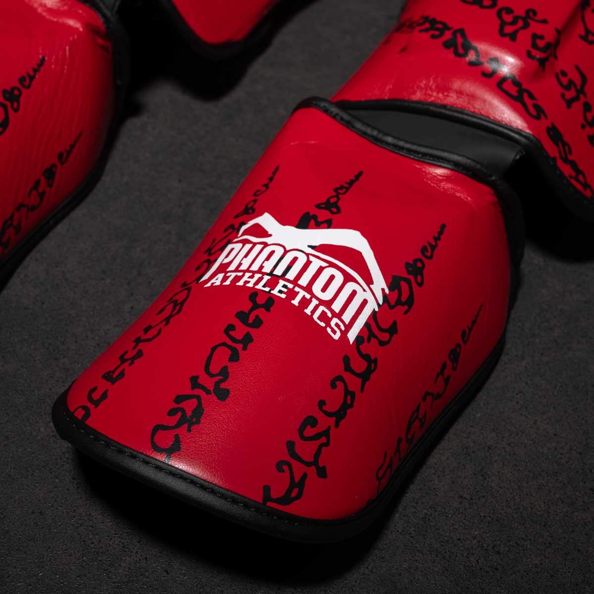 Phantom Muay Thai Schienbeinschutz für Thaiboxen und MMA Sparring, Wettkampf und Training. Im traditionellen Sak Yant Design und der Farbe Rot.