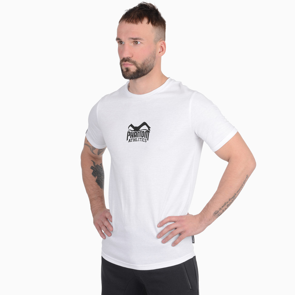 Phantom Athletics Team24 T-Shirt Weiß – Dieses vielseitige T-Shirt kombiniert Komfort und Stil, perfekt für intensive Trainingseinheiten oder den Alltag. Das minimalistische Design macht es zur idealen Wahl für jeden Anlass.