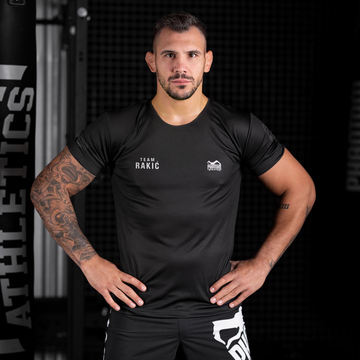 Phantom Athletics Team Rakic Shirt – Leichtes und atmungsaktives Shirt in Schwarz mit stylischem Rakic-Design. Perfekt für Sport und Freizeit, mit maximalem Tragekomfort.