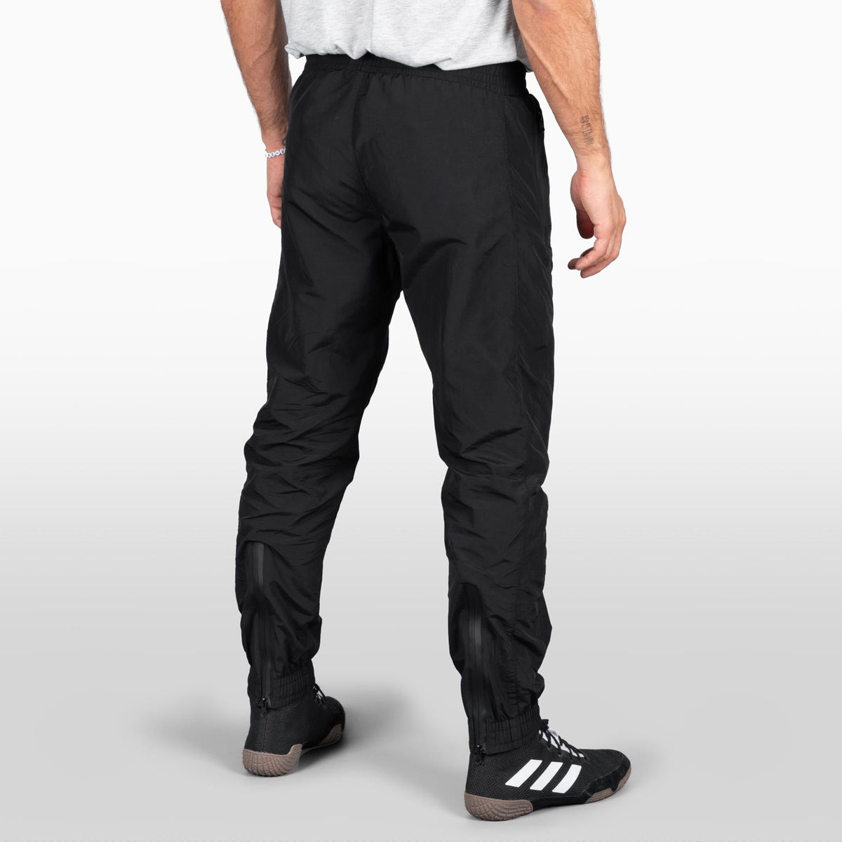 Der DMC Trainingsanzug für Kampfsportler. Ideal für Ringen, MMA, BJJ Warmup oder Joggen.  Hochwertige Materialien und ein sportlicher Schnitt mit cleanem Design und Reißverschluss an den Beinen um ihn bequem mit Schuhen an und ausziehen zu können.