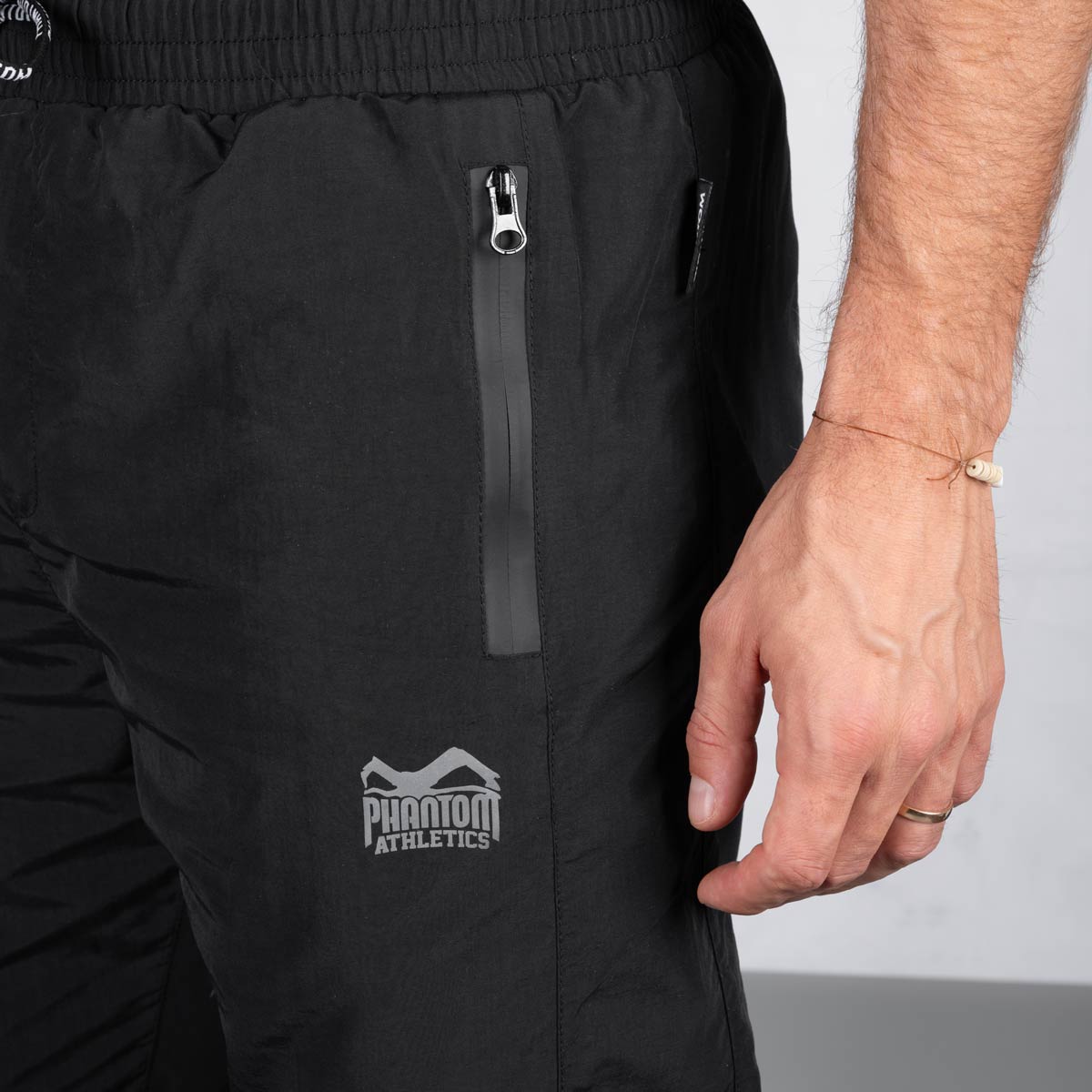 Der DMC Trainingsanzug für Kampfsportler. Ideal für Ringen, MMA, BJJ Warmup oder Joggen.  Hochwertige Materialien und ein sportlicher Schnitt mit cleanem Design. Hochwertige Verarbeitung der Reißverschlüsse sorgen für eine lange Lebensdauer. 