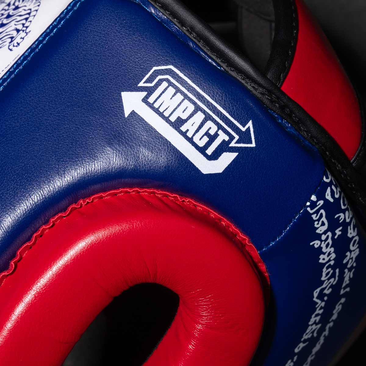 Phantom Muay Thai Kopfschutz für Thaiboxen und MMA Sparring, Wettkampf und Training. Im traditionellen Sak Yant Design und der Farbe Blau/Rot.