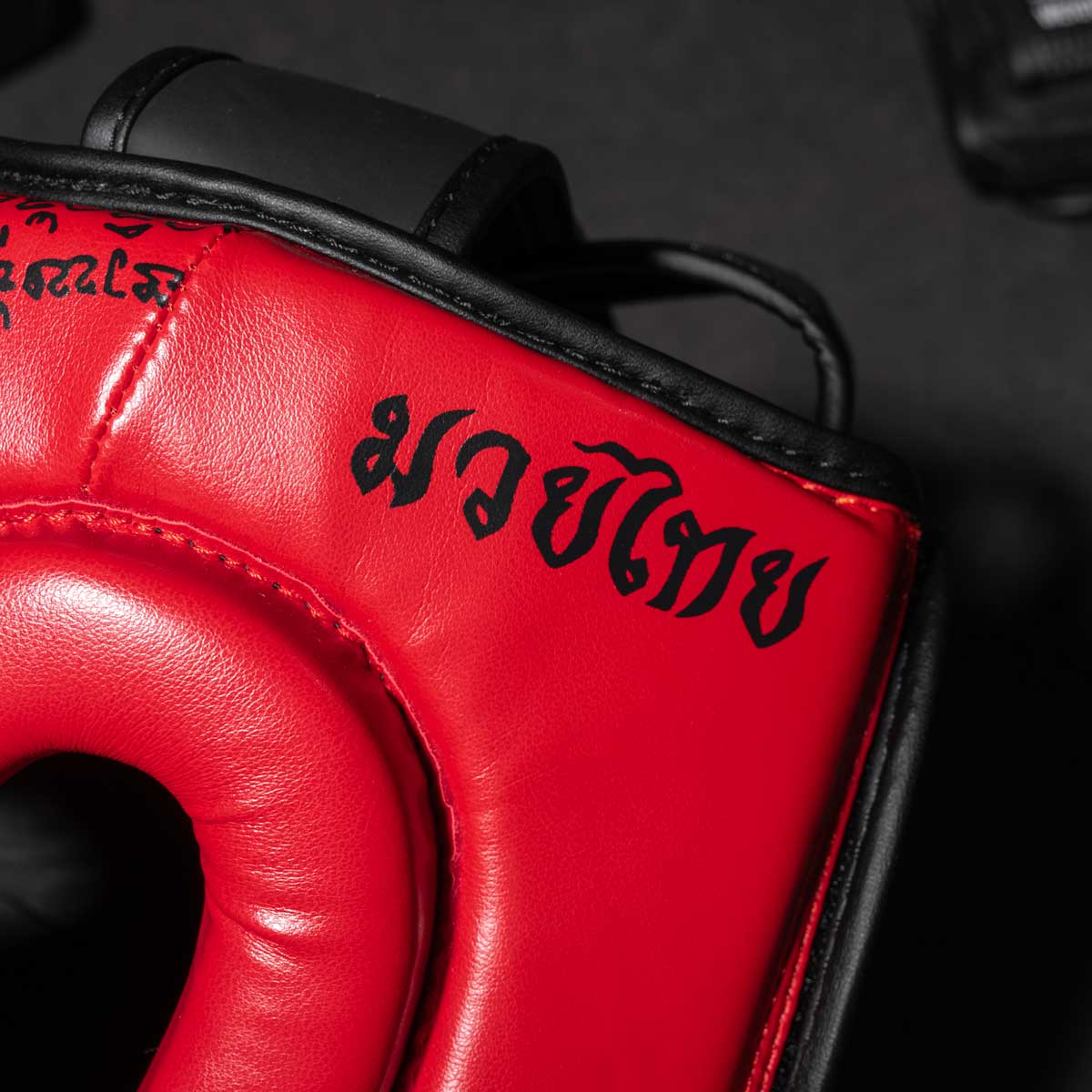 Phantom Muay Thai Kopfschutz für Thaiboxen und MMA Sparring, Wettkampf und Training. Im traditionellen Sak Yant Design und der Farbe Blau/Rot.