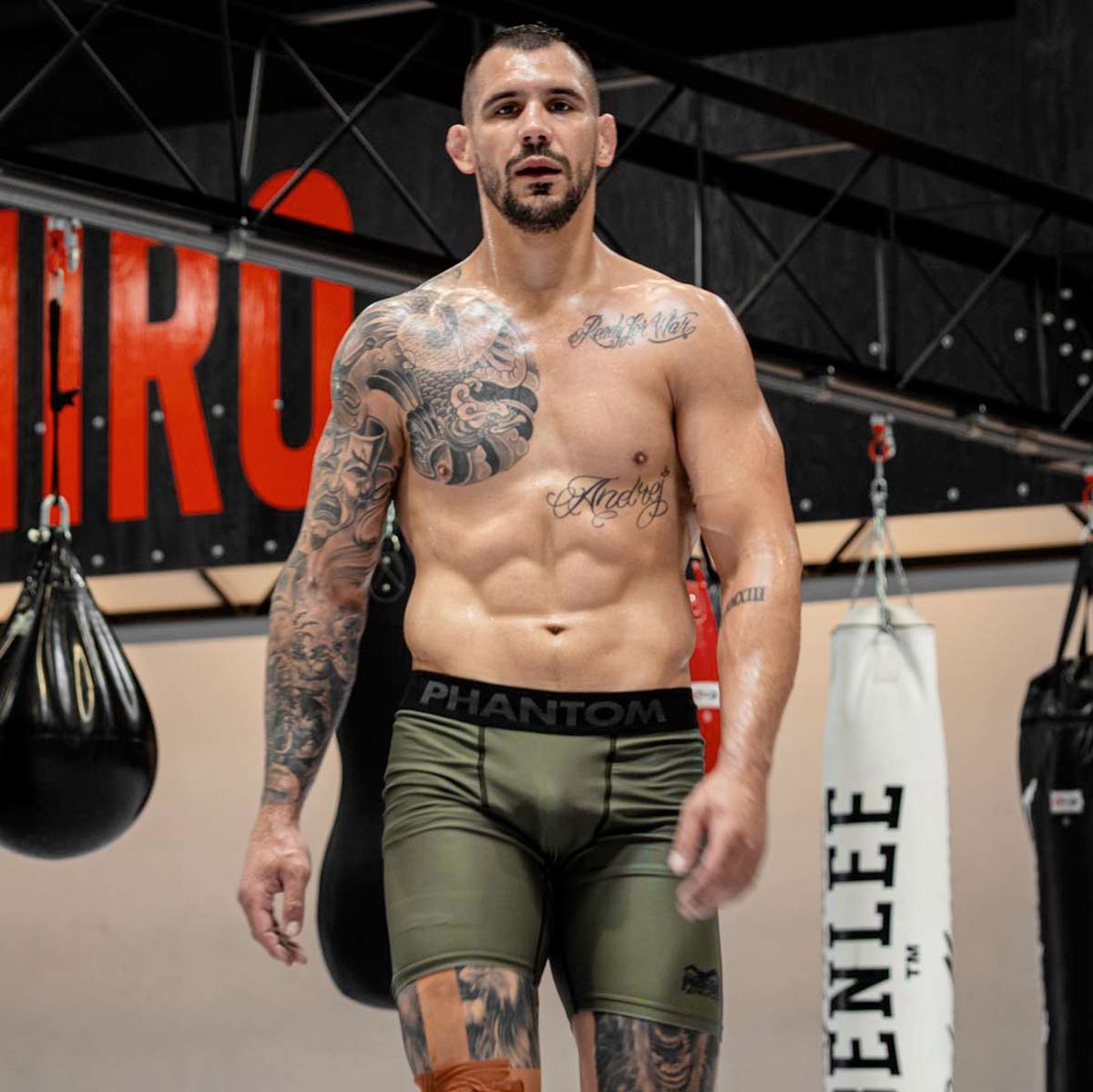 Phantom Compression Fightshorts in Army/Grün. Ultimativer Komfort und Bewegungsfreiheit. Ideal für deinen Kampfsport.  Egal ob MMA, BJJ oder Muay Thai. Die Phantom Fightshorts performen in Wettkampf und Training. UFC Fighter Aleks  Rakic bei der Wettkampfvorbereitung.