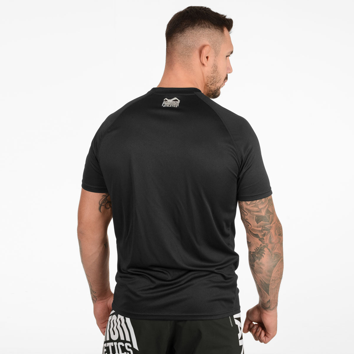 UFC Kämpfer Aleks Rakic mit dem Phantom Tactic Trainingsshirt in der Rückansicht